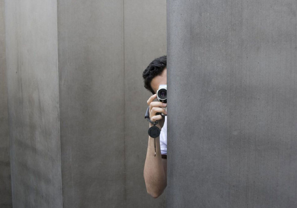 هل يجوز تصوير شخص دون علمه؟