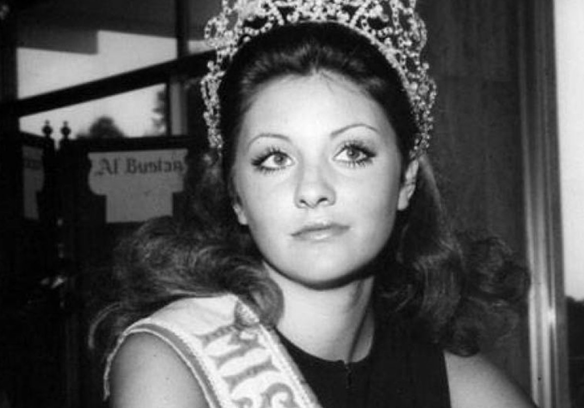 جورجينا رزق تحمل وشاح ملكة جمال الكون 1971 بعد 48 عاماً