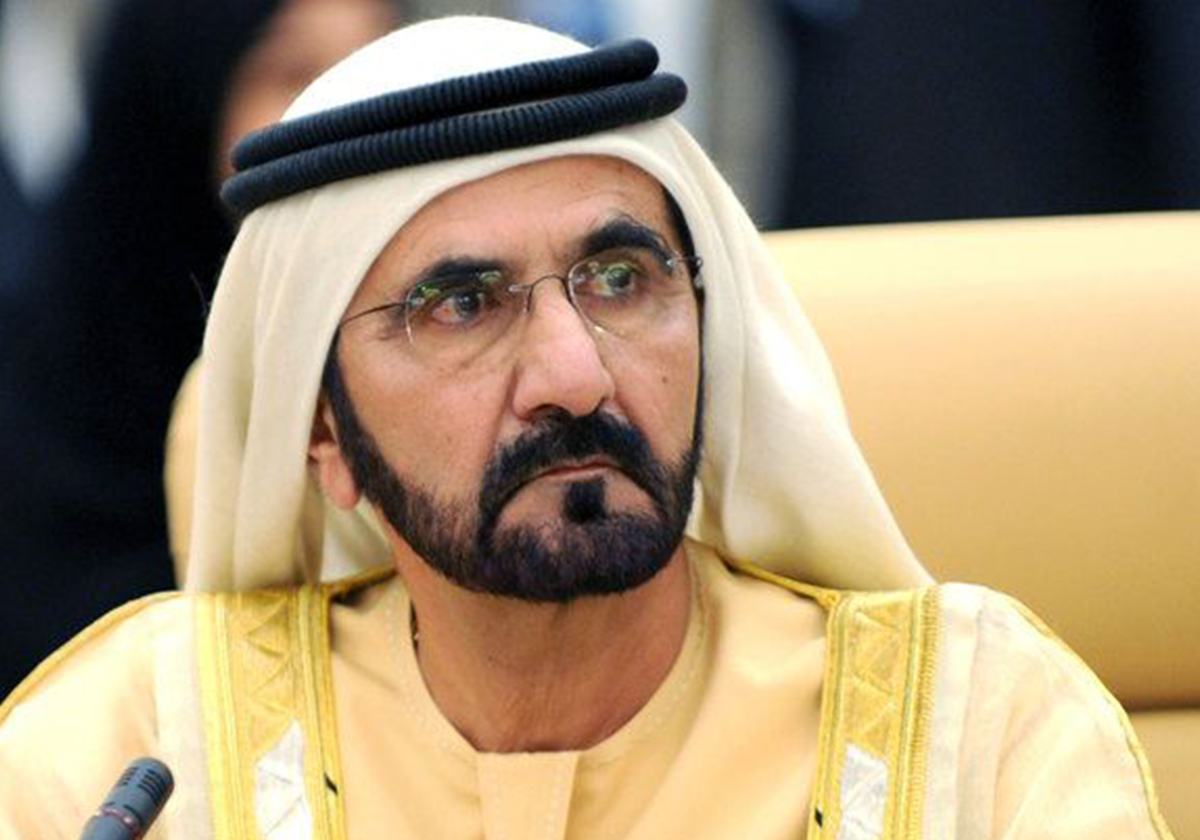 بالفيديو..لحظة سقوط حاكم دبي من فوق سلم الطائرة