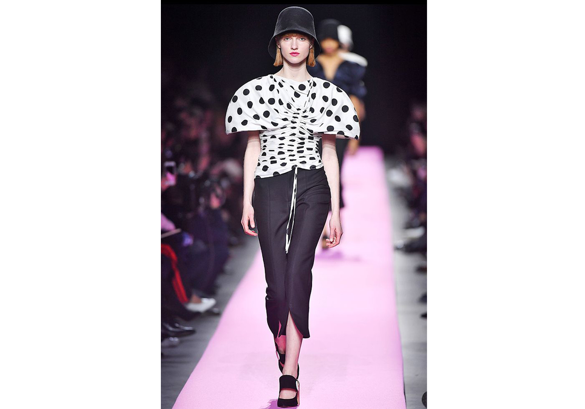 الاقمشة المنقطة Polka Dots للمراة الانثوية