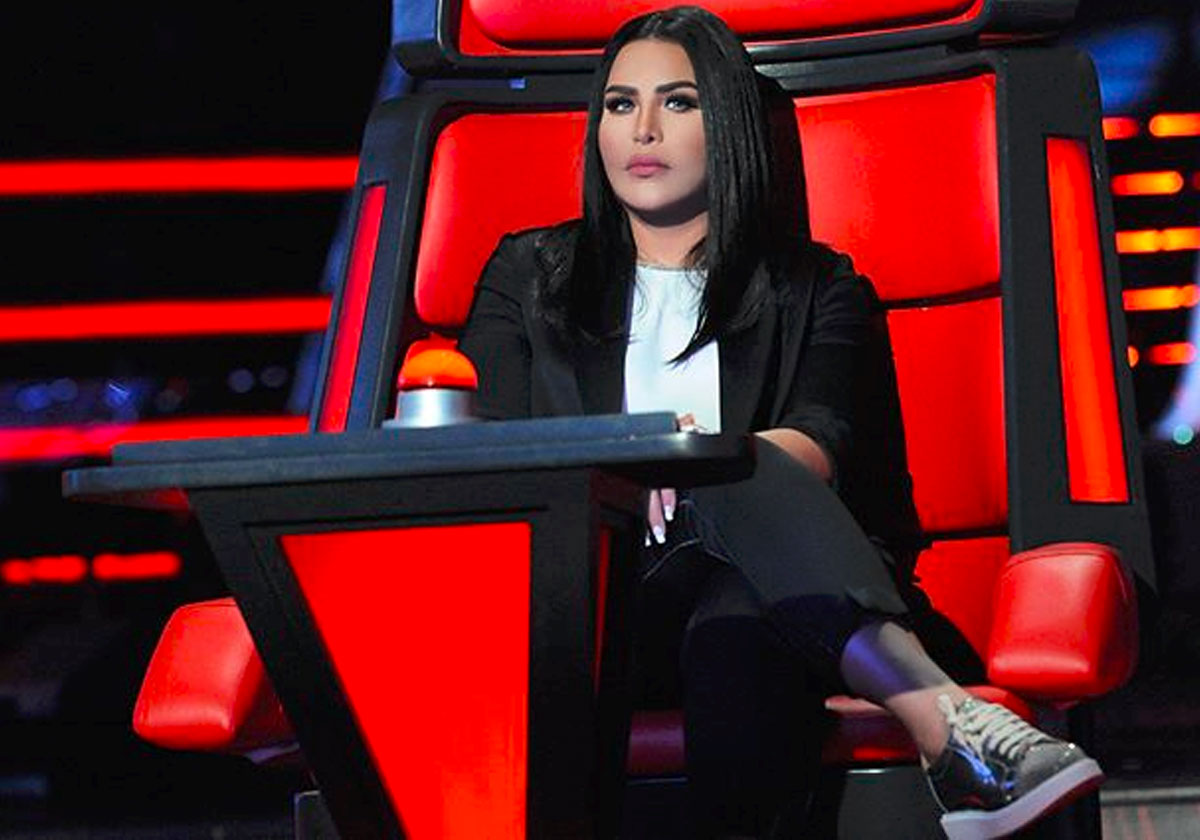 حذاء رياضي واطلالة ناعمة... أحلام تصدم الجمهور بلوكها الجديد في The Voice!