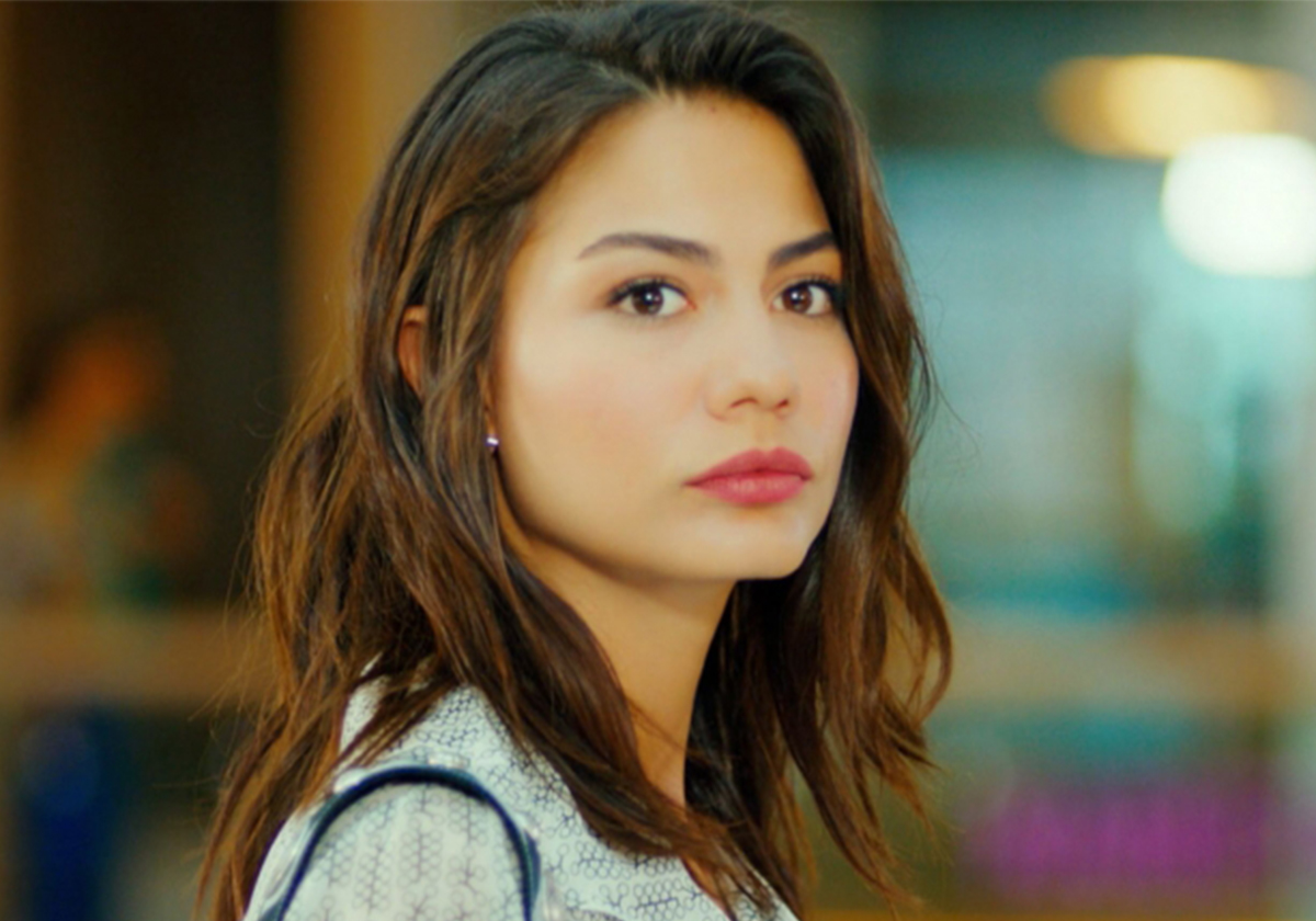 بعض اطلالات ديميت اوزدمير من مسلسل الطائر المبكر