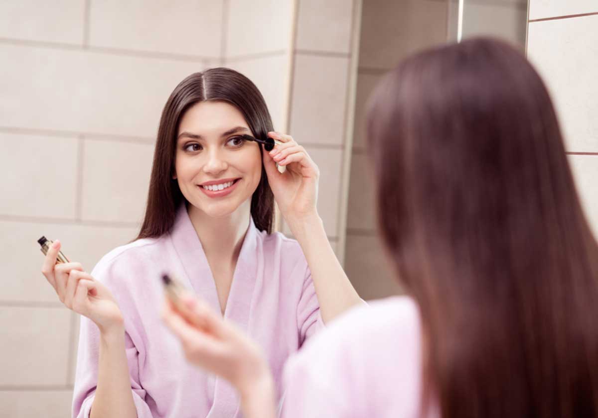 اخطاء مكياج تسبب تساقط الرموش والحاجبين