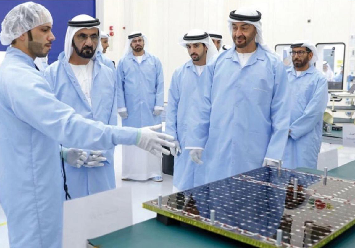 الإمارات العربية المتحّدة تطلق "خليفة سات" أول قمر صناعي عربي الصنع