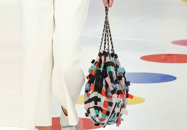 حقيبة CHANEL بأسلوب الـ Bucket والملونة من مجموعة Resort 2016