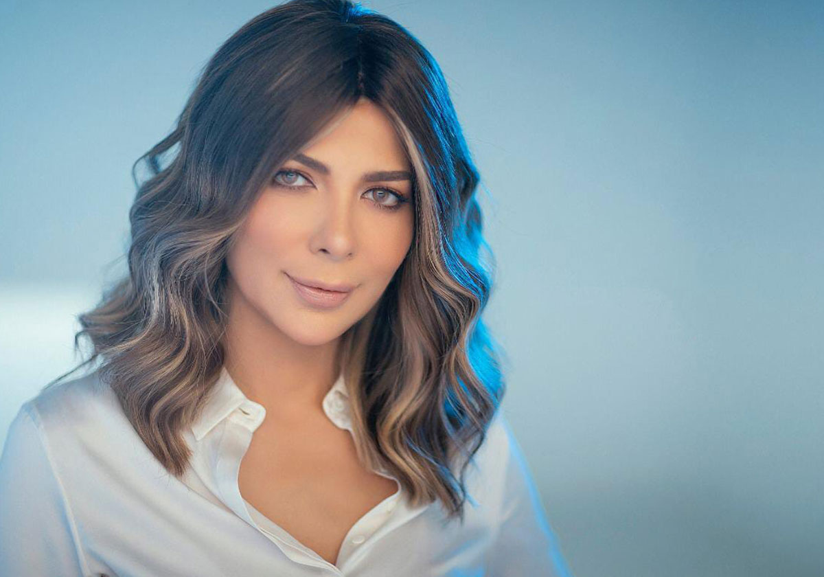 أصالة تسخر من فساتين أحلام على المسرح وفجر السعيد ترد عليها
