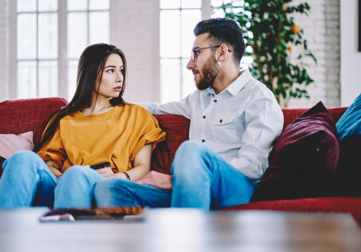 لا يسأل عنك وبعدها يعاتبك؟ هكذا تتصرفين وتجيبين
