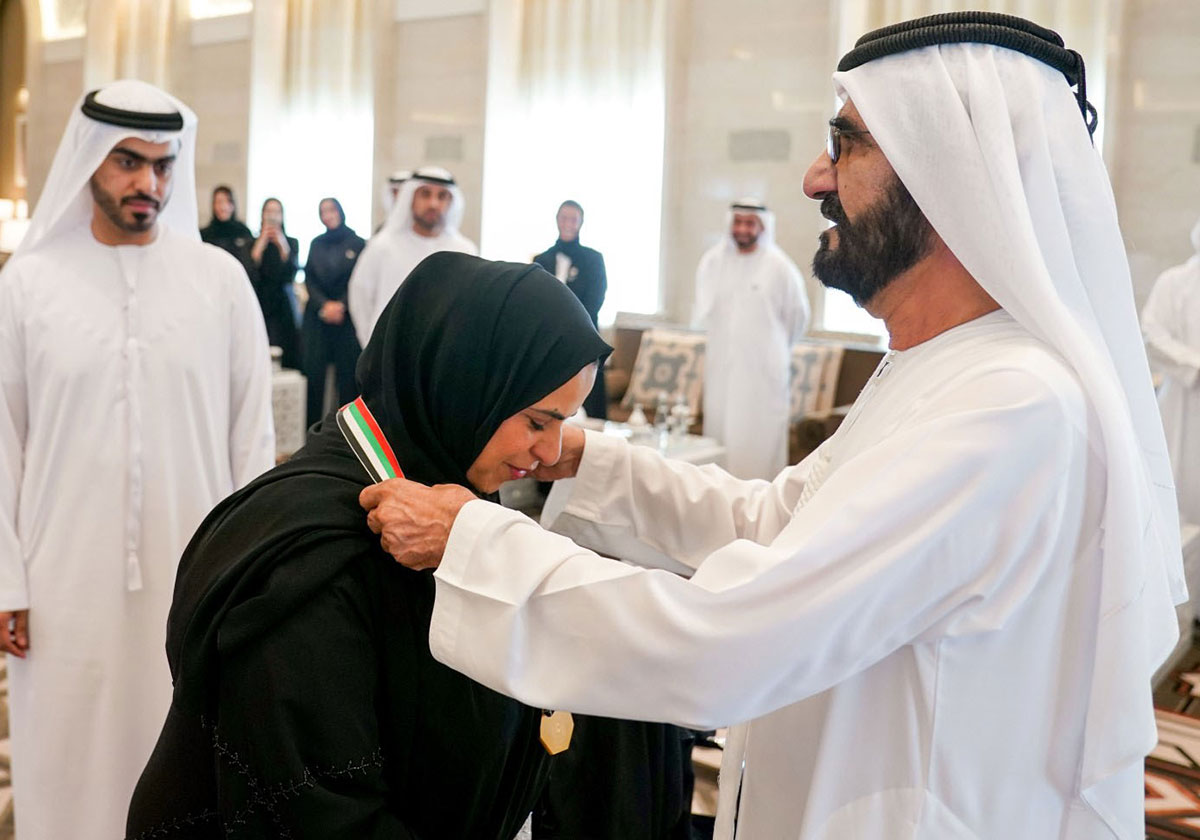 الشيخ محمد بن راشد آل مكتوم يكرم المعلمة شيخة النعيمي ووالدتها