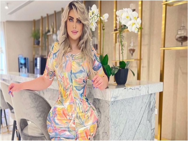 مروة راتب مع الأرداف المنحوتة