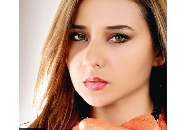 من هي النجمة العربية التي تتقن إبراز عيونها الصغيرة بالماكياج؟