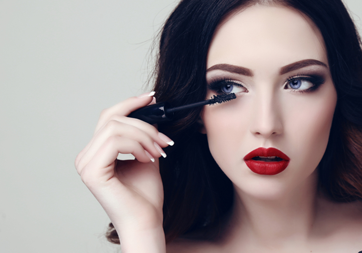 حيلة في طريقة وضع الماسكارا تجعل رموشك أطول وأكثر كثافة!