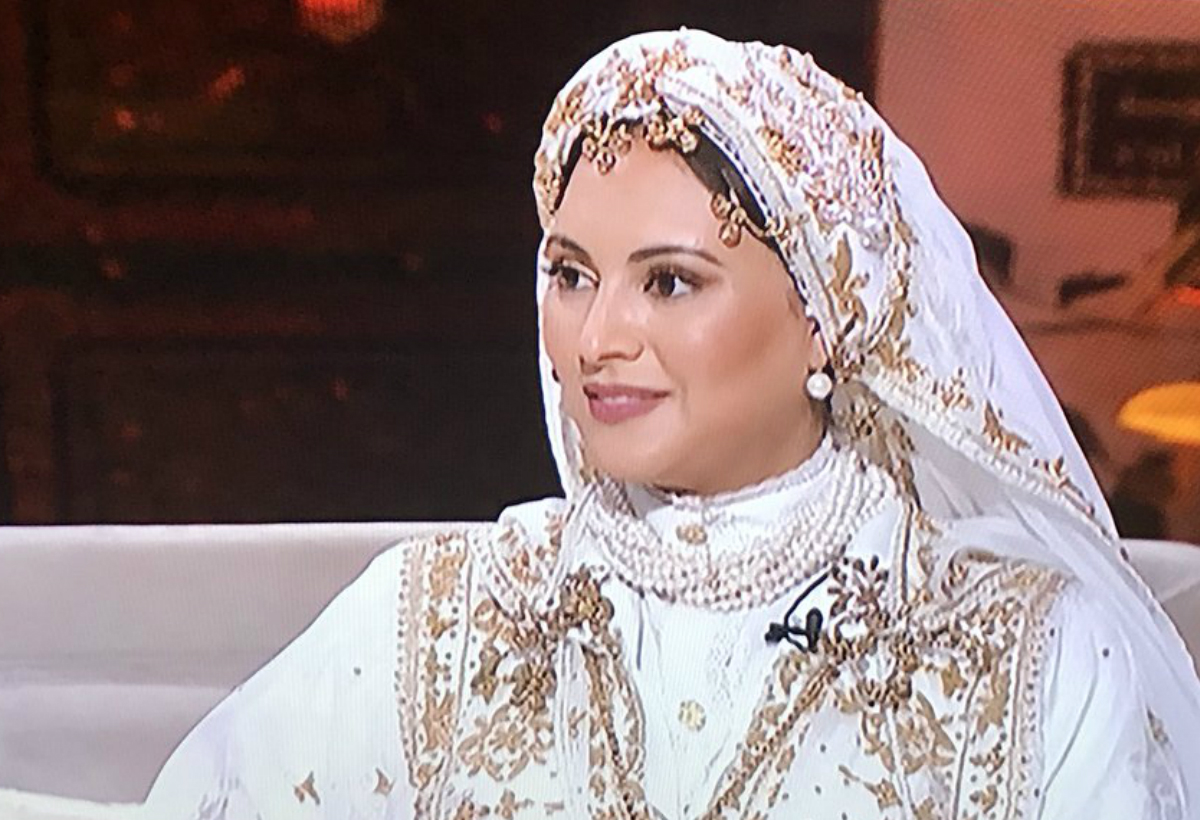الإعلامية منى أبو سليمان ترتدي الزبون في أحد اللقاءات