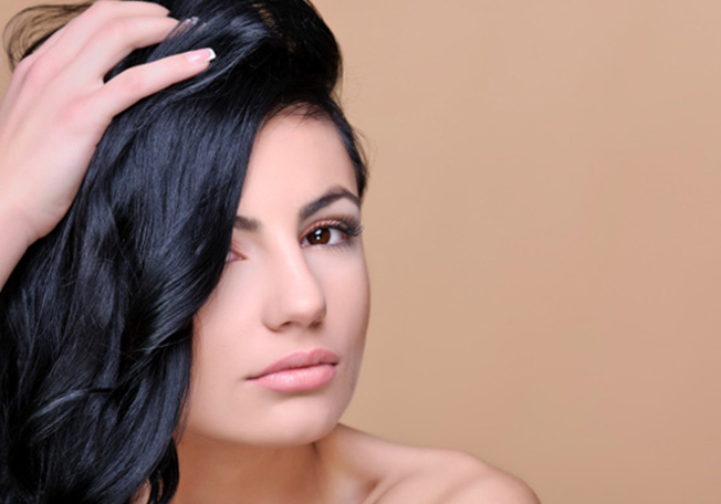 أبعدي الشيب عن شعرك بهذه الأطعمة