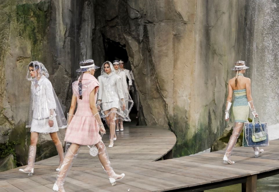 تعرفي على مجموعة CHANEL لربيع وصيف 2018 من اسبوع الموضة الباريسي للملابس الجاهزة