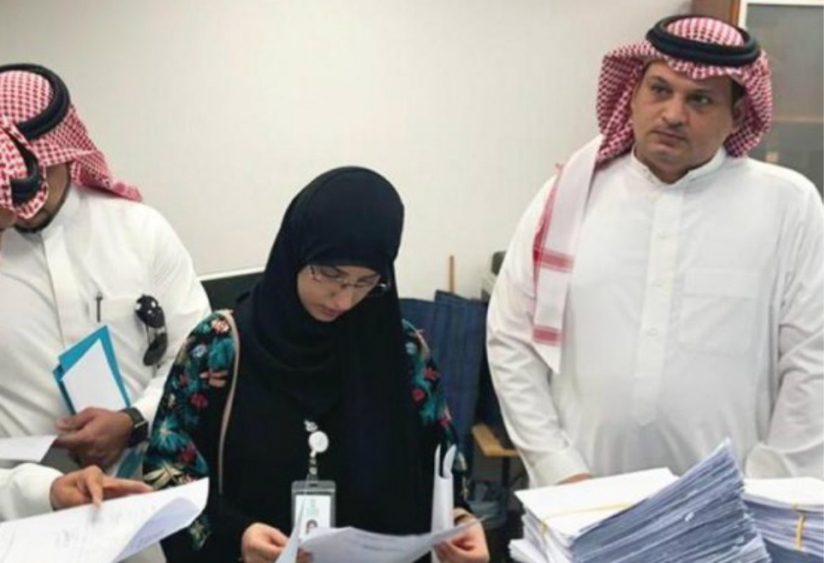 عبير الغامدي أثناء مزاولة عملها كمراقبة بحرية