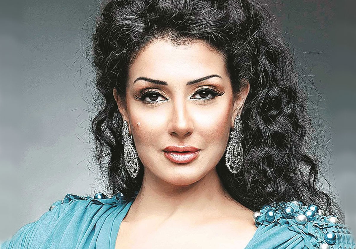 غادة عبد الرازق في صورة نادرة من عمر ال20... شاهدي كم غيرتها العمليات!