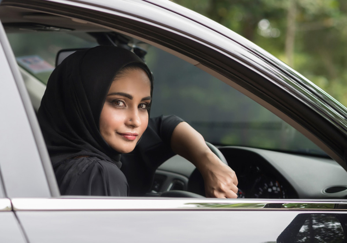 أول معرض سيارات للنساء فقط في السعودية