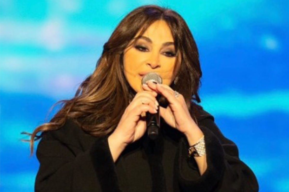 إليسا ترتدي العباءة السعودية للوقاية من البرد في موسم الرياض