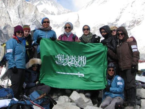 السعودية الأولى رها محرّك تصل الى قمّة Everest 