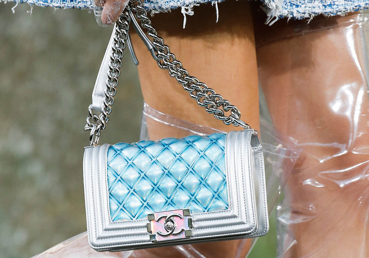 حقيبة البوي من CHANEL باللون الميتاليكي لصيف 2018