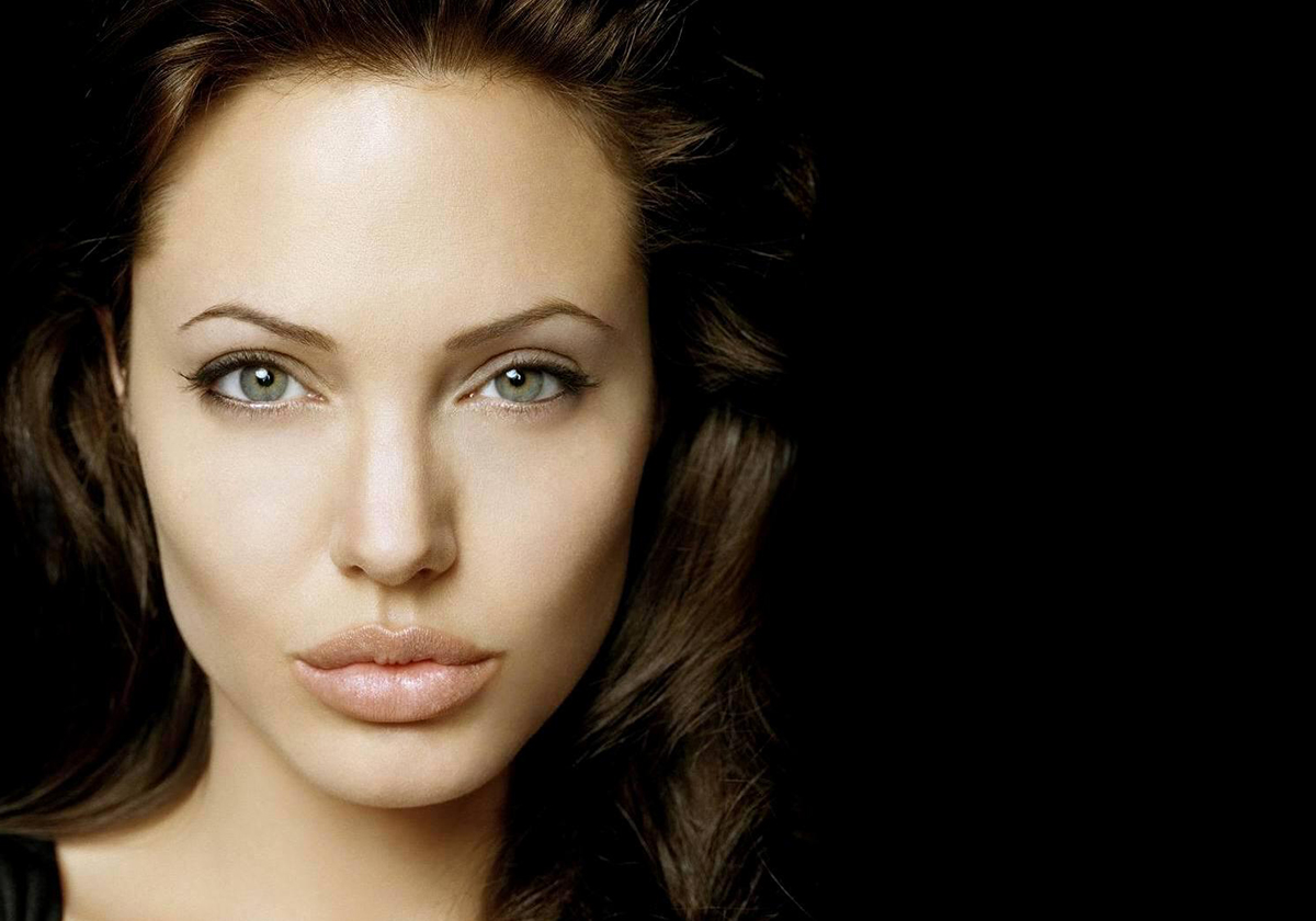 أجرت 50 جراحة تجميلية لتصبح شبيهة أنجيلينا جولي... فتحولت إلى مسخ!