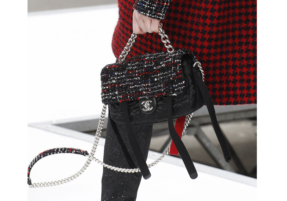 حقيبة CHANEL الكلاسيكية التويدية من مجموعة شتاء 2018