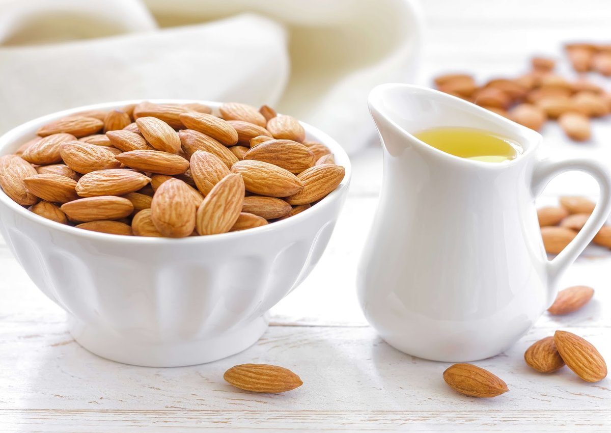 هل زيت اللوز المر مفيد للبشرة