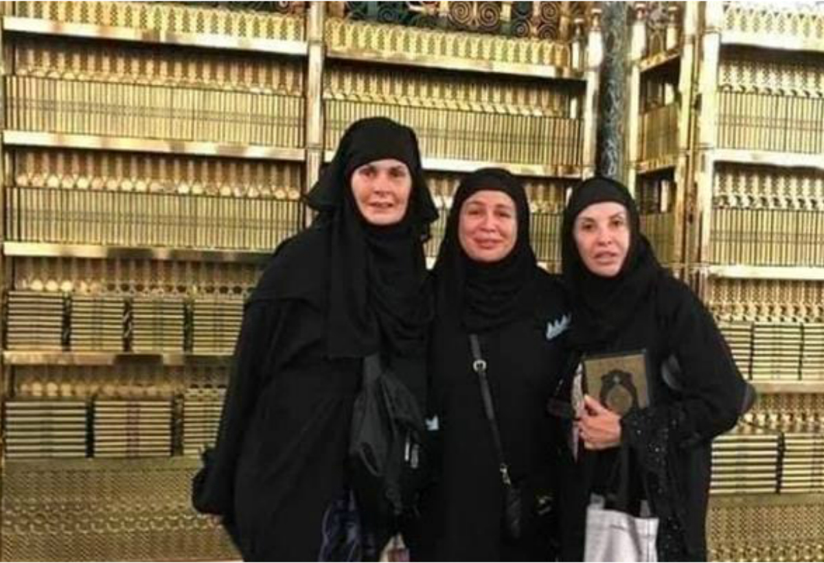 صورة الفنانة يسرا برفقة إلهام شاهين والإعلامية هالة سرحان  من داخل الروضة الشريفة 