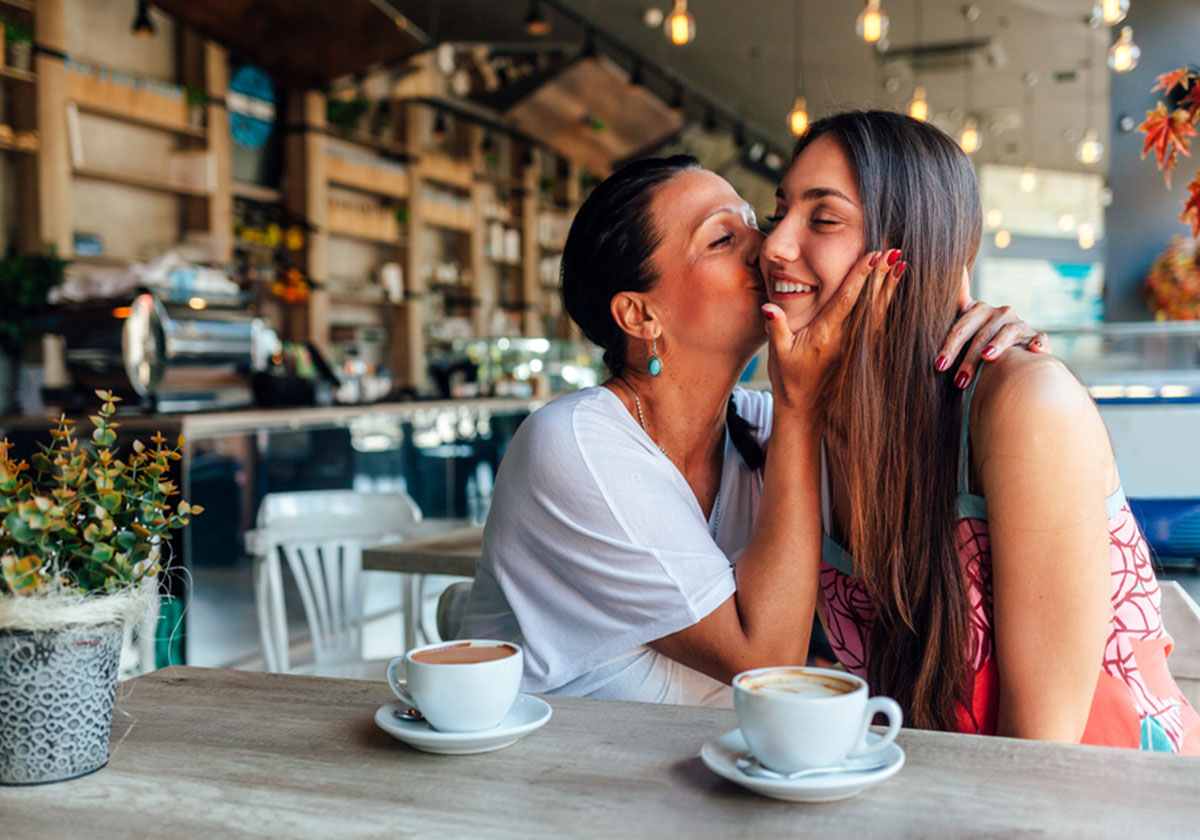 دور التجميل العالمية تحتفل بعيد الأم من خلال مستحضراتها ومبادراتها