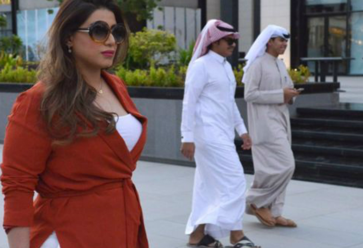 مشاعل الجالود تخرج بدون عباءة في شوارع الرياض