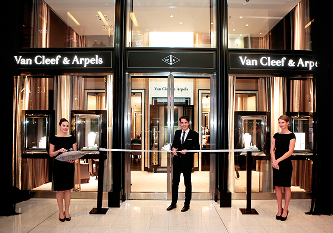 صور احدث مجموعة من مجوهرات Van Cleef & Arpels في دبي