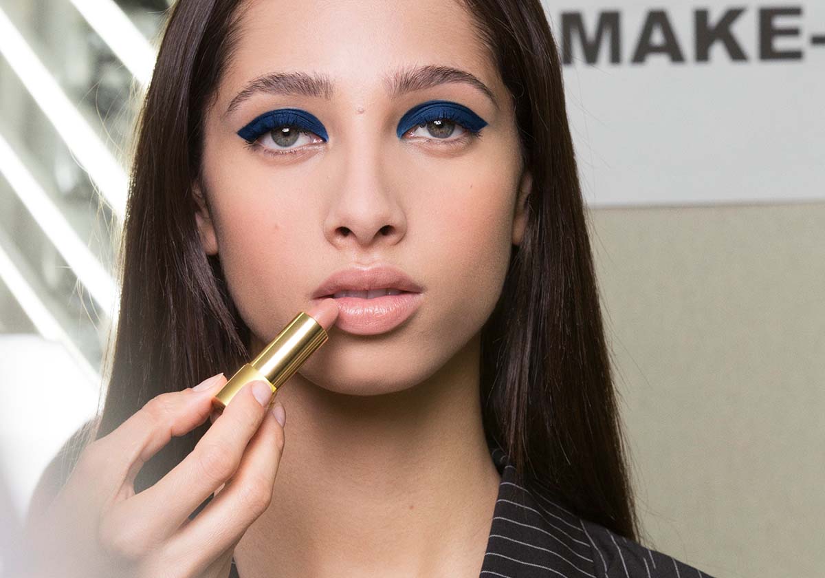 الآيلاينر الغرافيكي يخطف أضواء عرض CHANEL Cruise 2019