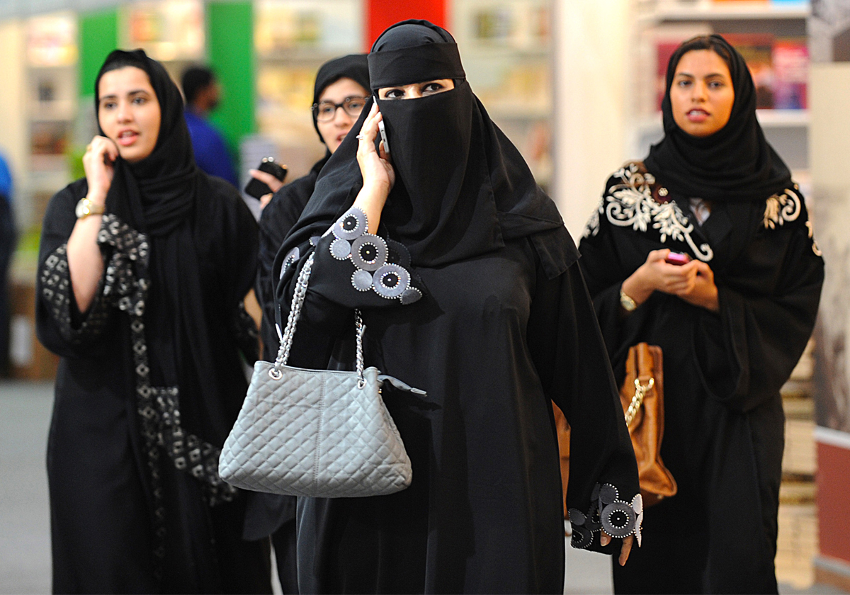 متى يحق للمرأة العمل ليلاً في السعودية؟