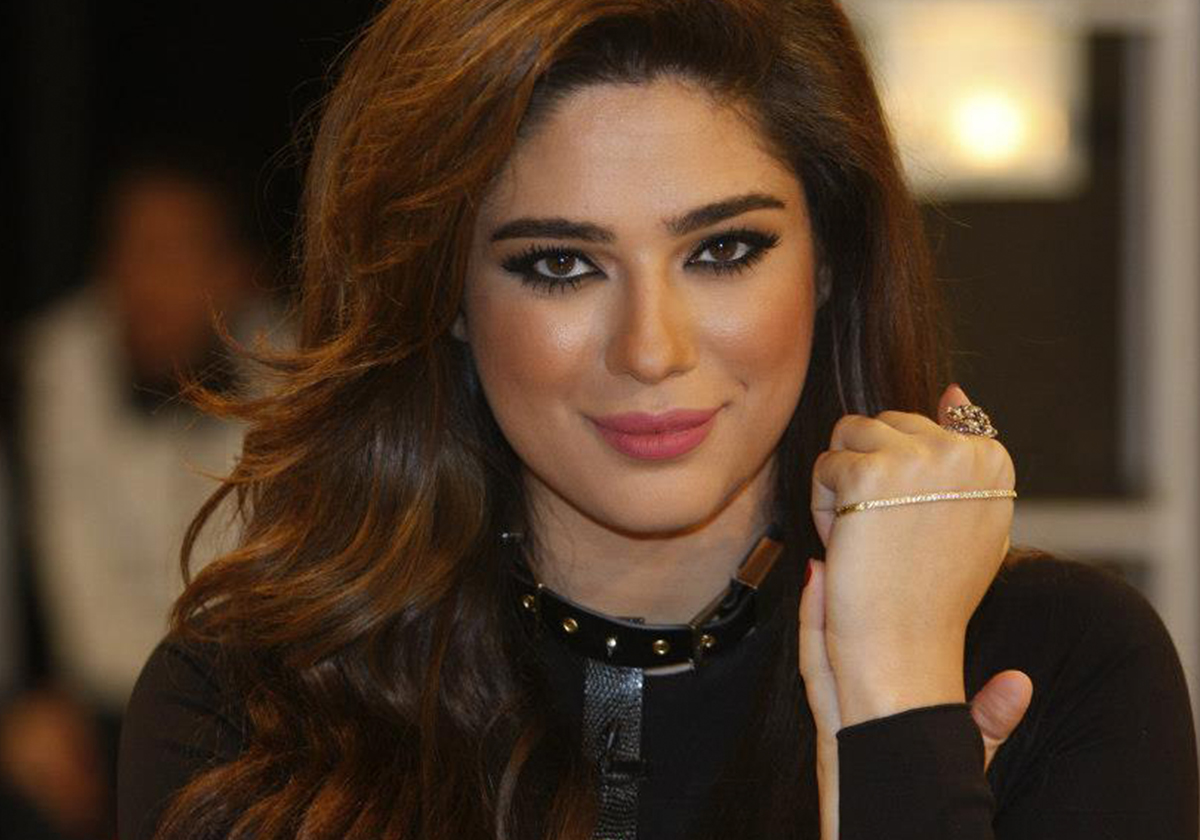 تصميم غريب لبطاقة زفاف نادين ويلسون نجيم
