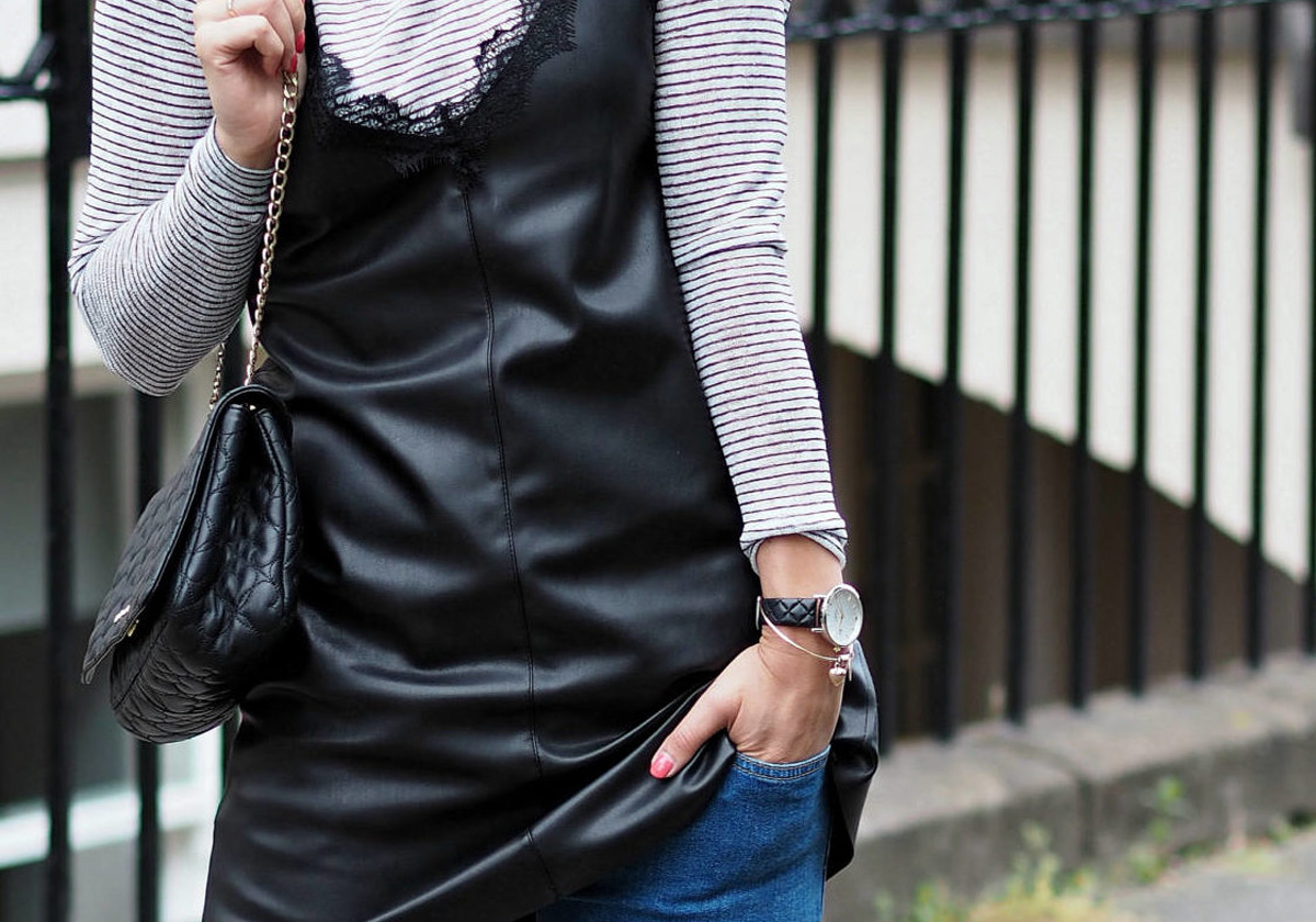 موضة الـ Layering وتنسيق فستان الـ Slip on فوق التوب والجينز لاطلالة المراة المحجبة