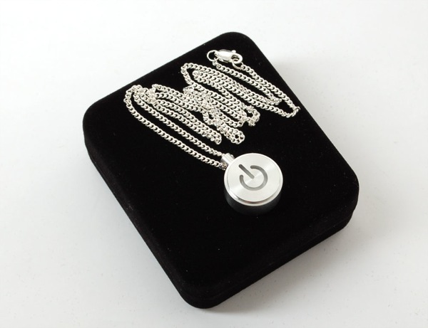  قلادة iNecklace لعاشقات Apple!