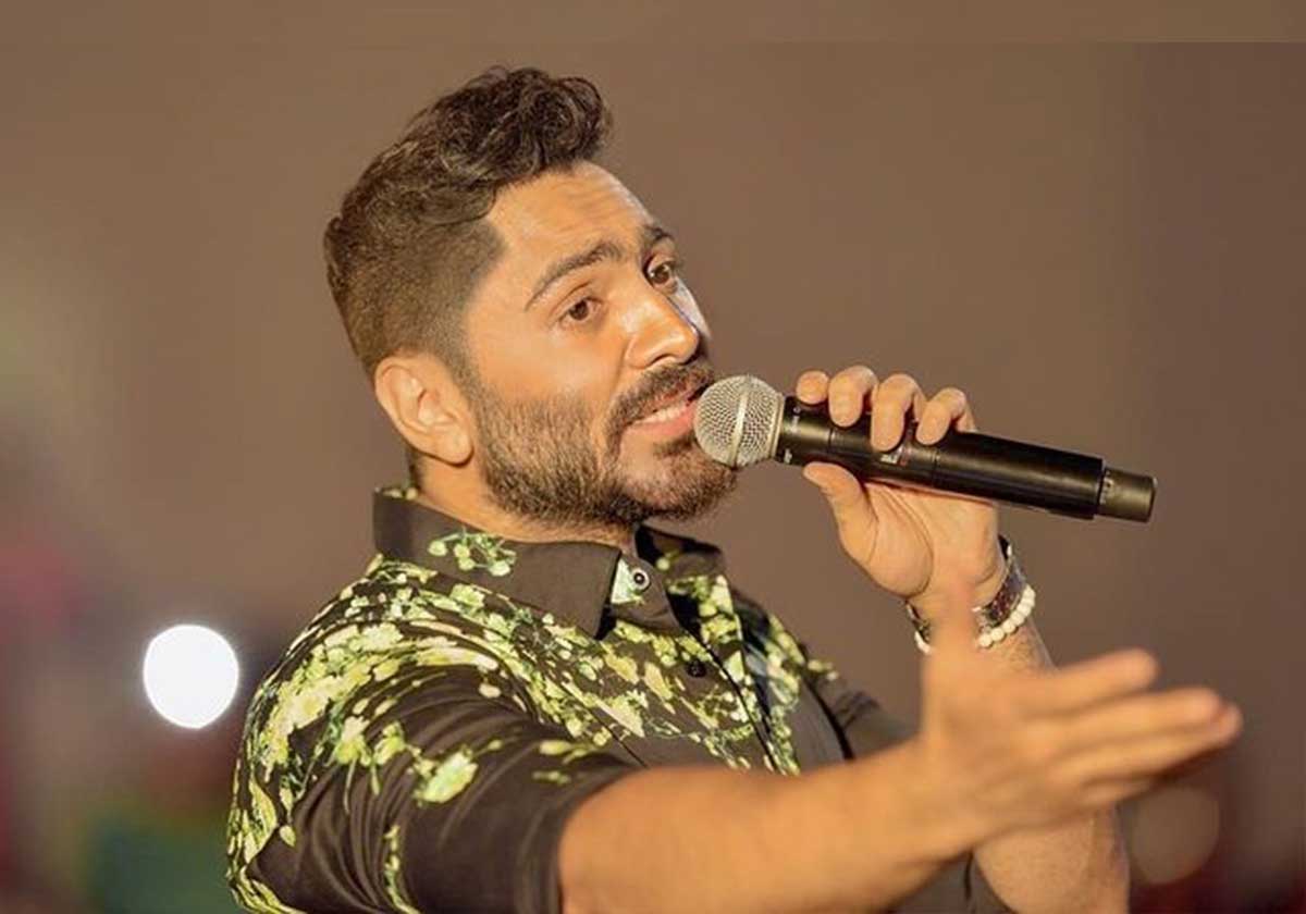 فيديو لتامر حسني يوقع جائزة غينيس ويكسرها