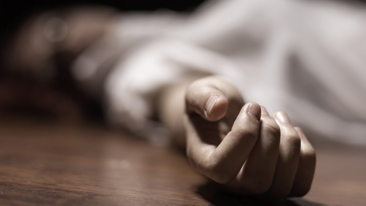 طريقة تفسير رؤية الميت في المنام وهو حي ويعانق شخص حي