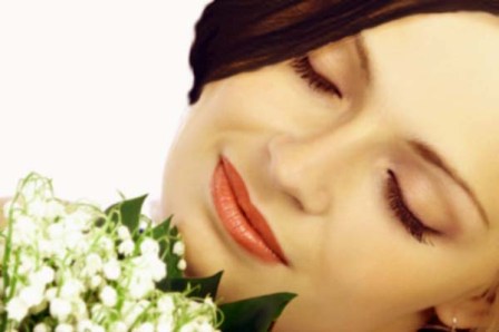 10 خطوات لتتخلصي من انتفاخ جفنيك  