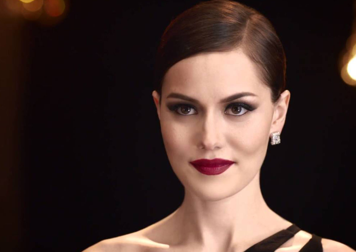 سر نقاوة بشرة هذه الممثلة التركية غريب!