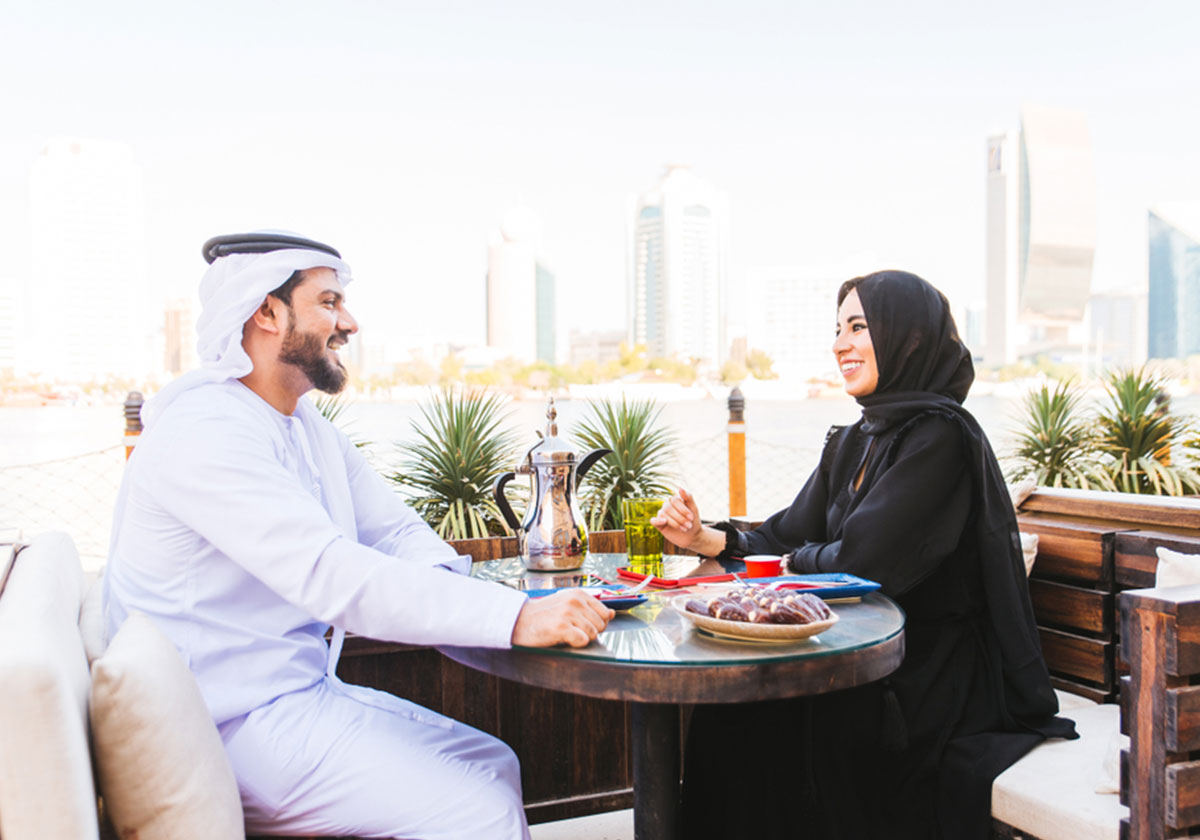 كيف اجعل شخص يحبني من كلامي؟