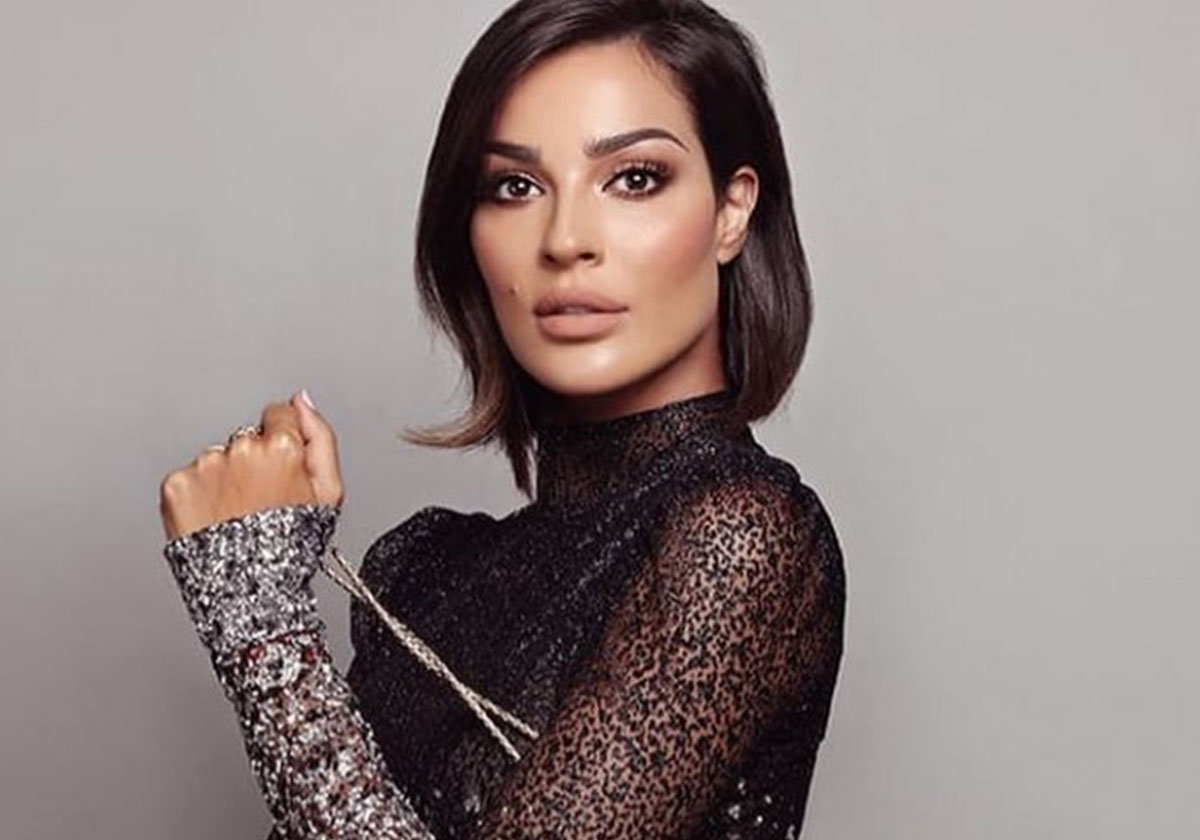 عودة إلى فيديو لنادين نسيب نجيم في حفل انتخابها ملكة جمال لبنان 2004