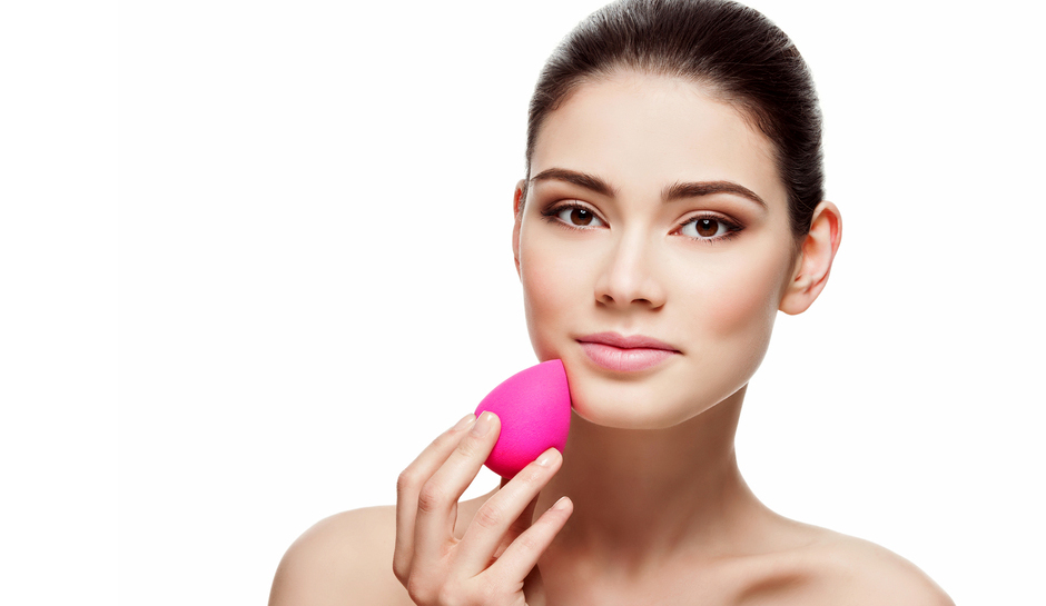 اداة جديدة لتوزيع كريم الاساس تنافس الـ Beauty Blender