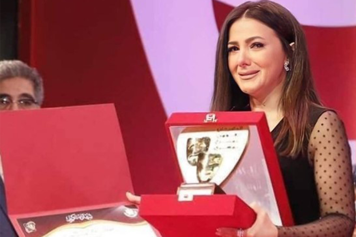 دنيا سمير غانم تنهار بالبكاء عند تسلم جائزة تكريم والديها