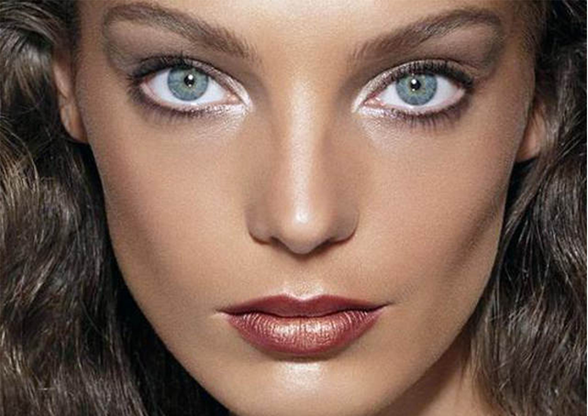 كيف يتم توسيع العين بالكحل الأبيض