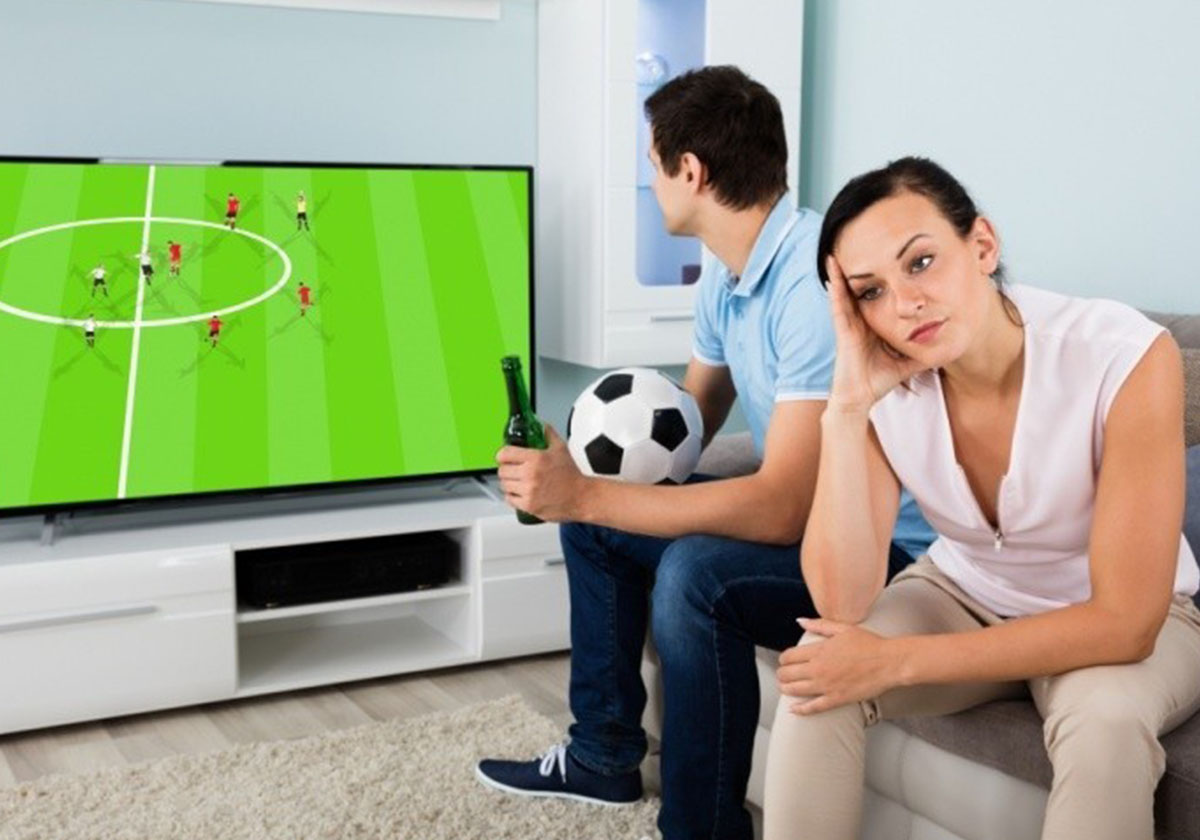 لئلا تخسري زوجك بسبب "كأس العالم" إليك كيفية التصرف خلال هذا الشهر العصيب!
