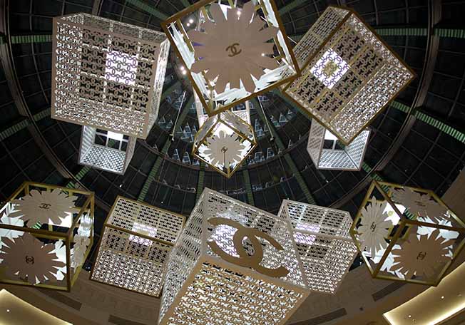 تحفة CHANEL الفنية في مول الإمارات