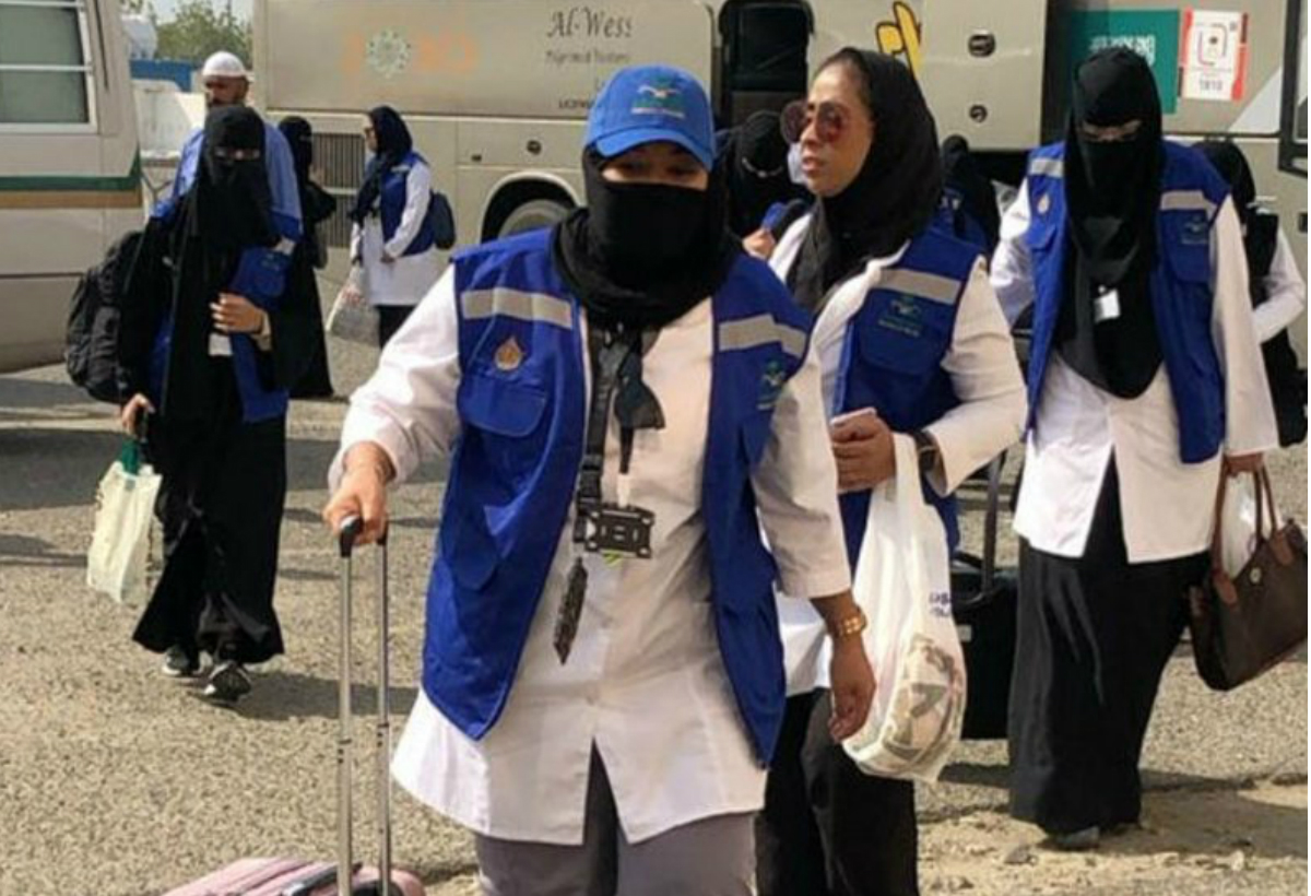 سعوديات متطوعات يتركن إجازة العيد لخدمة حجاج بيت الله 