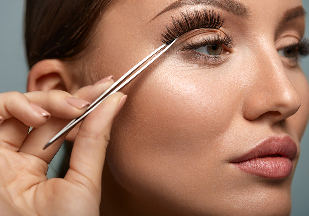 خطأ بصالون التجميل أفقدها بصرها... والسبب رموش اصطناعية!