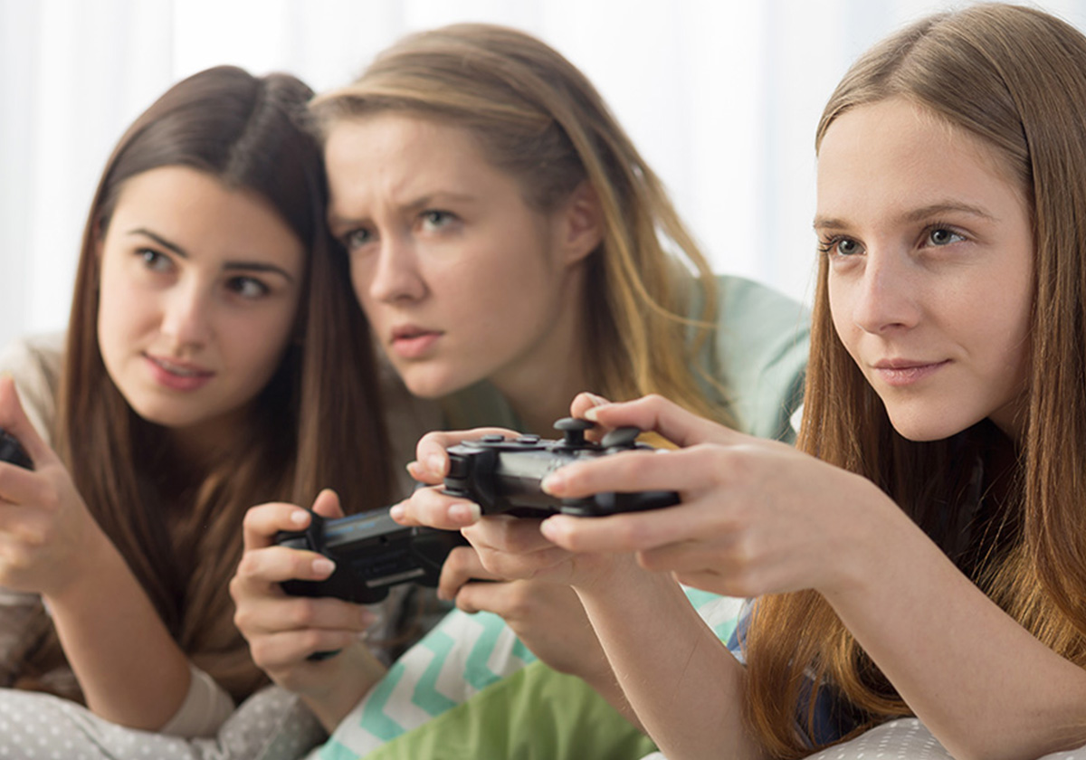 نساء يلعبن ألعاب الفيديو 